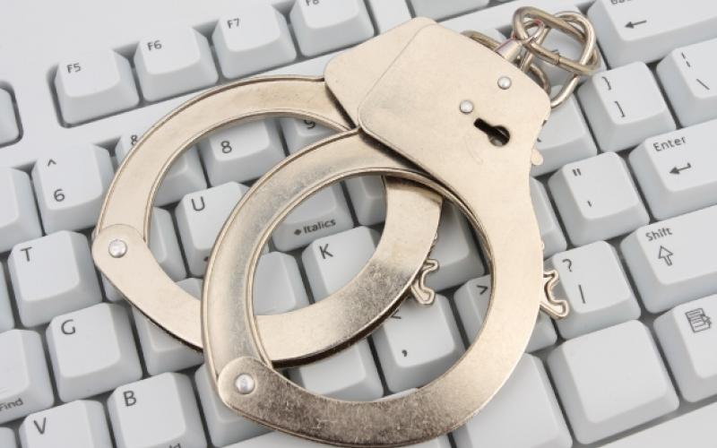 الأمن يداهم مواقع إلكترونية لتعقب معلقين