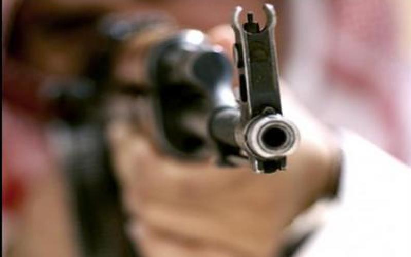 لص يطلق النار على شرطي