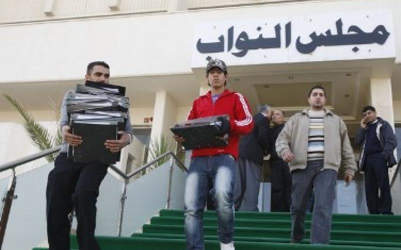 التخوف من الحل يدفع النواب للتلويح بالرحيل 