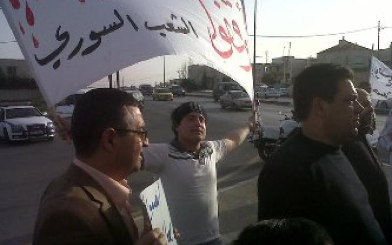 سوريون يعتصمون أمام سفارتهم وأردنيون يشعلون الشموع تضامنا