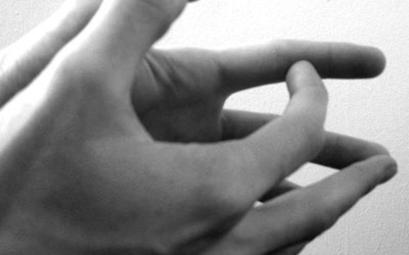 خمسيني يخنق ابنته حتى الموت 