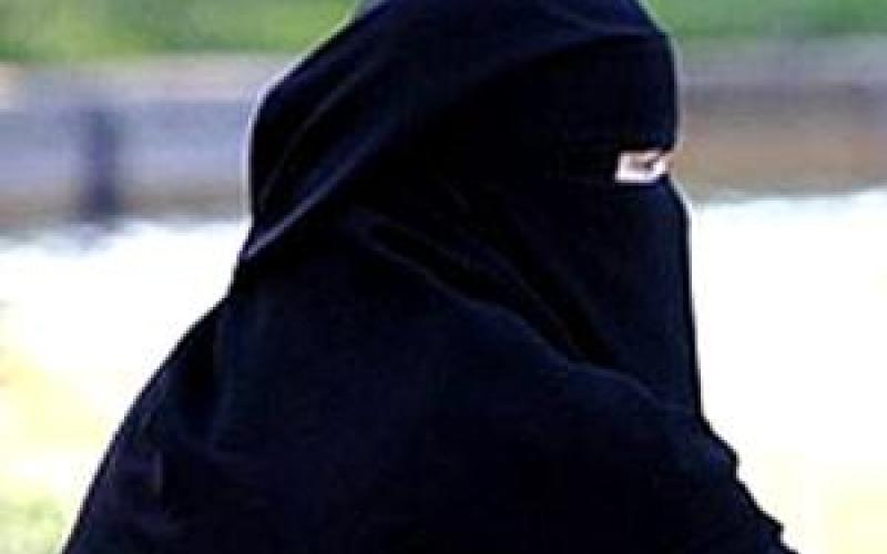 ضبط متسول يرتدي ملابس نسائية