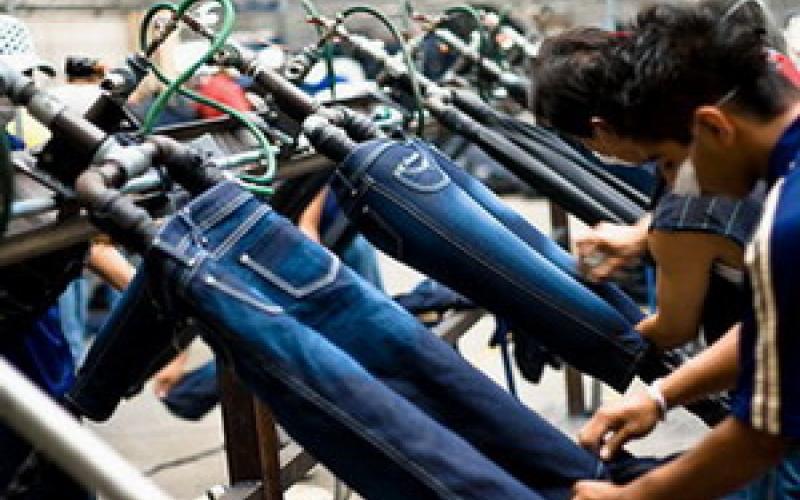 عاملات مصنع "منترند انترناشونال" يضربن عن العمل