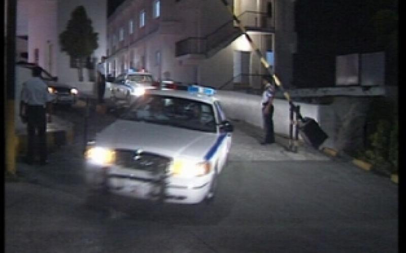 القبض على مطلوبين وإصابة أحدهم في الطفيلة