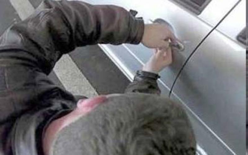 القبض على عضو في عصابة لسرقة السيارات 