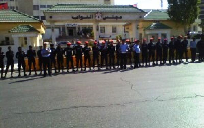 اعتصام أمام النواب احتجاجا على “مهزلة الكازينو” واعتداء شاب على المعتصمين