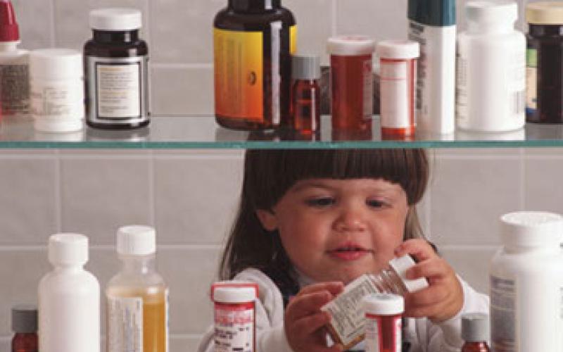 تسمم طفلة بمادة مجهولة