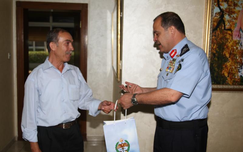 مدير الأمن يكرم سائق التكسي لأمانته