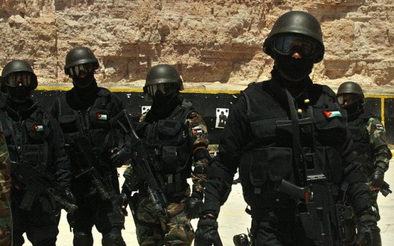 القبض على مطلوبين بحوزتهم أسلحة اتوماتيكية