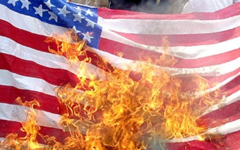 جمعة الكرامة والإعلام الحر تختتم بحرق العلم الأميركي