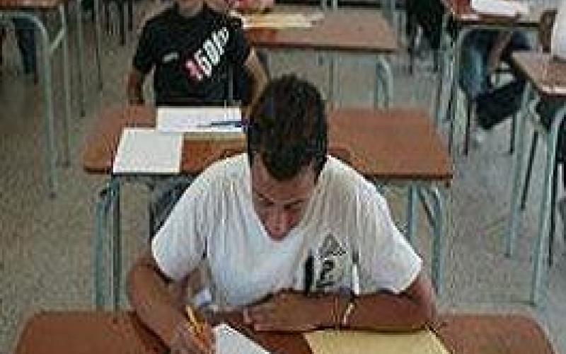 طلبة الشامل يحتجون ويلتقون مدير الامتحانات