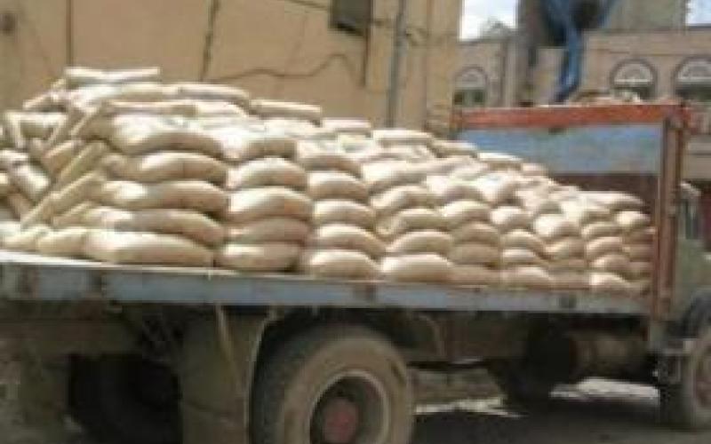 متقاعدو الأسمنت يعتصمون أمام مقر الشركة