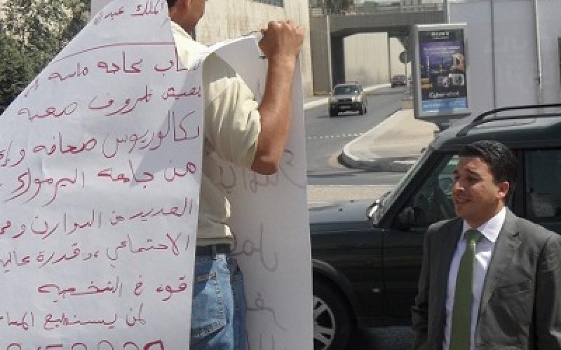 خريج إعلام يعتصم أمام الرئاسة بحثا عن عمل