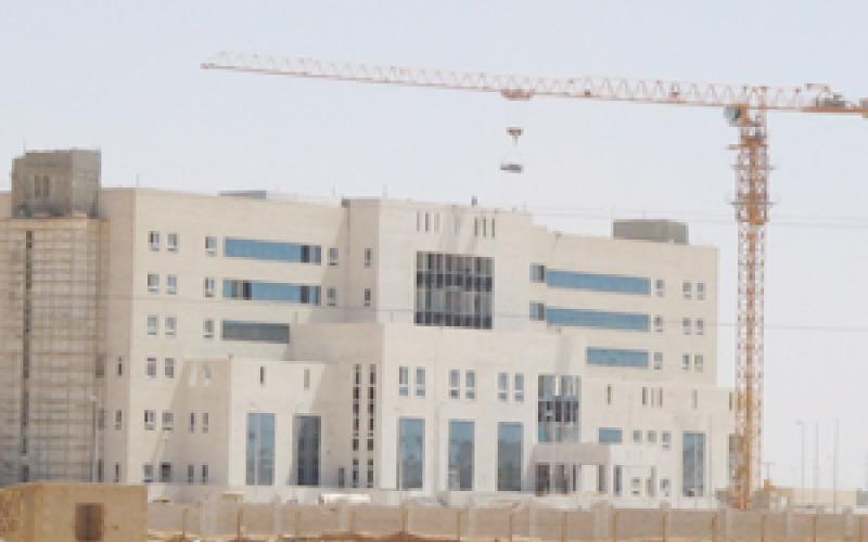 تعهد بإنجاز مستشفى المفرق رغم تهديد المقاول بوقف العمل