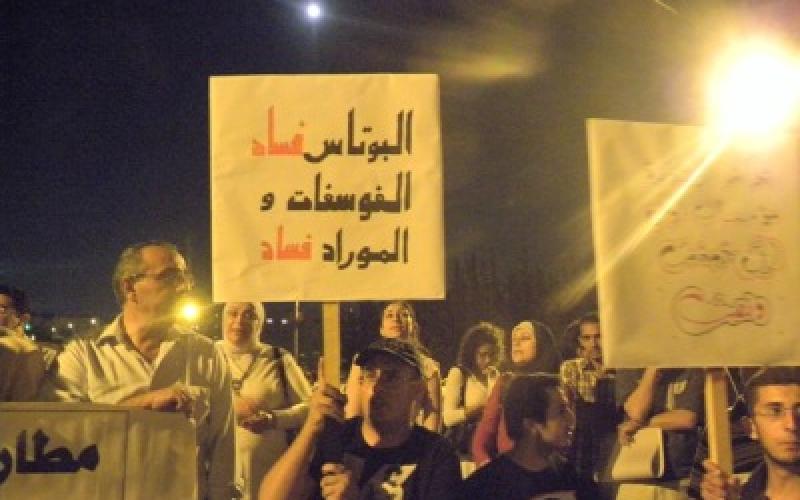 المعتصمون أمام "مكافحة الفساد": الإصلاح يبدأ بمحاسبة الفاسدين.. صور