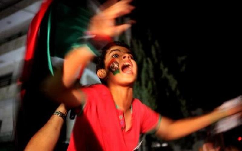 الليبيون أمام سفارتهم يرفضون حرق علم النيتو