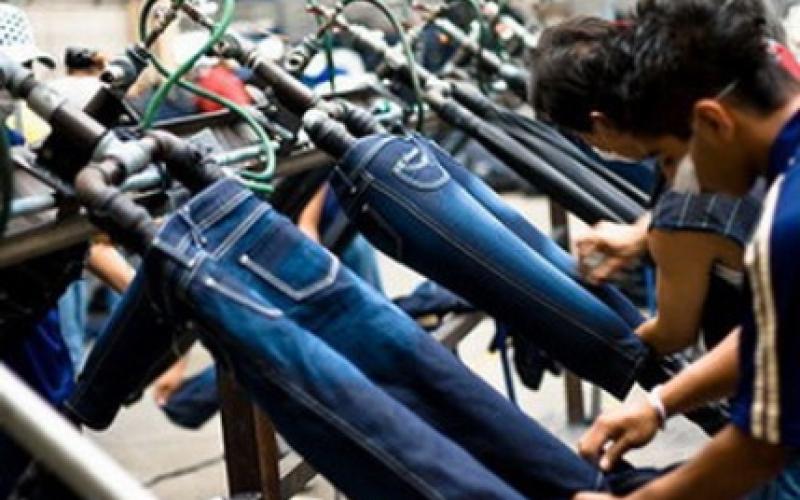 استمرار توقف عمال "الدولية للألبسة" عن العمل لليوم الثامن