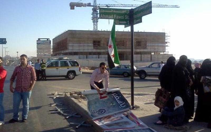 أبناء الجالية السورية يؤدون صلاة العيد أمام سفارتهم