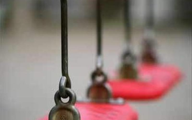 وفاة طفل سقط عن أرجوحة