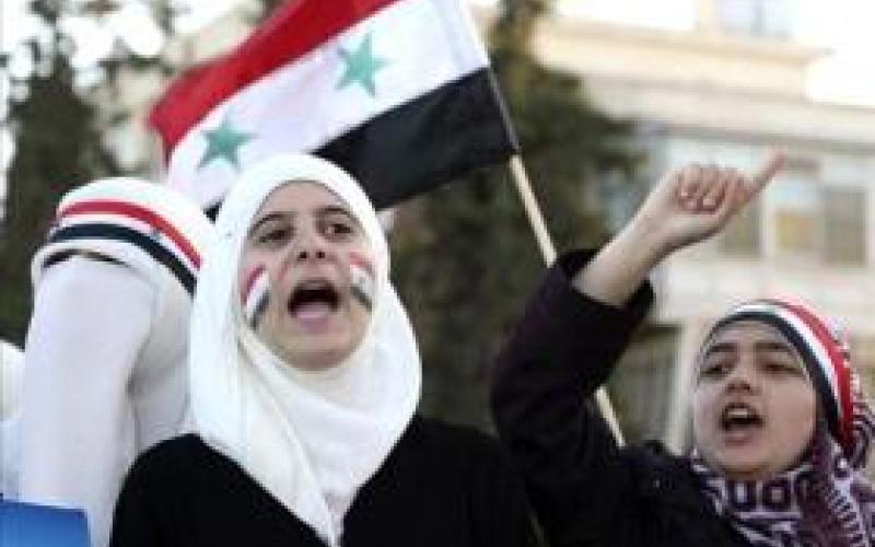 سوريون يحرقون العلم الروسي في عمان 