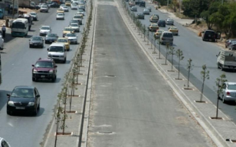 شبابية جبهة العمل تعتصم في مسار الباص السريع