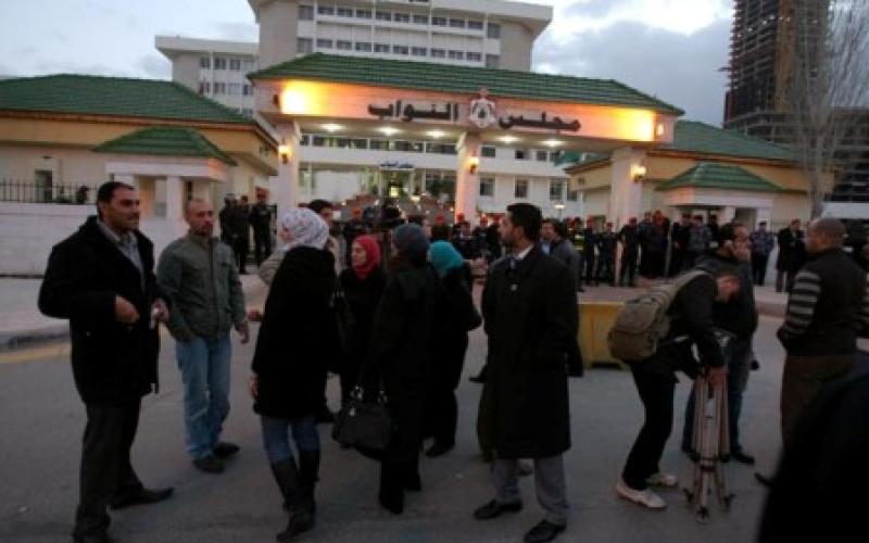 "مماعيط الذنب" يتحدون في اعتصام احتجاجي أمام مجلس النواب