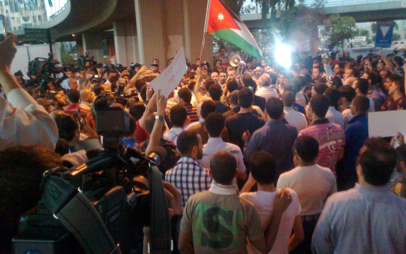 فيديو.. معتصمو الداخلية: يا حرية وينك وينك ... صف العسكر بيني وبينك