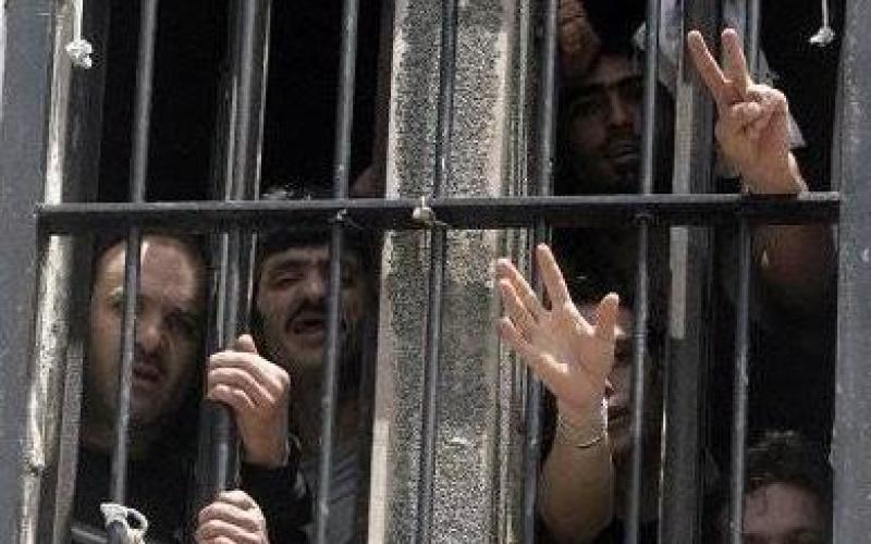 إضراب مفتوح عن الطعام في سجون الاحتلال