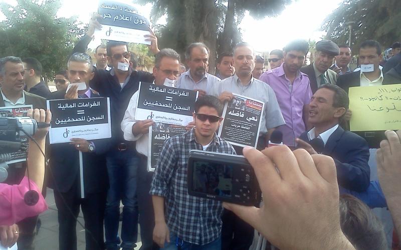 صور.. اعتصام الصحفيين أمام الأعيان رغم تأجيل جلستهم.. وغياب النقيب