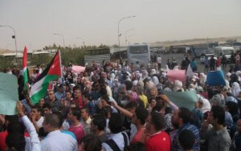 طلبة الهاشمية يعتصمون: لا نريد مواصلات على الواقف