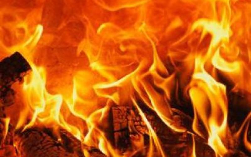 إخماد حريق مستودع كاوتشوك في العقبة