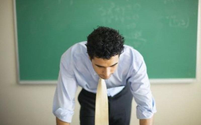 المعلم في يومه العالمي: معاناة تبدأ بالأجور ولا تنتهي بتراجع المكانة الاجتماعية