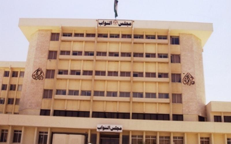 اعتصام ضد قانون الضمان أمام النواب والتجمع العمالي يصفه بالمسرحية