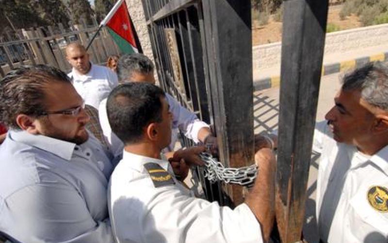 المضربون عن الطعام يغلقون باب الأمم المتحدة تضامنا مع الأسرى