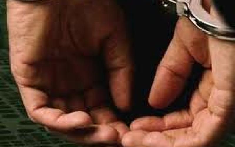 القبض على مرتكب جرائم سلب واحتيال عليه 70 قيدا