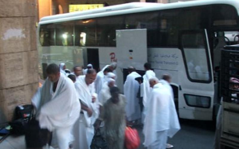 أولى قوافل الحجيج تغادر المملكة وفحوصات فنية للمركبات