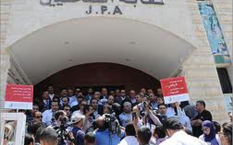 اعتصام تضامني مع ضمرة وحماية الصحفيين يواصل الدفاع عنه