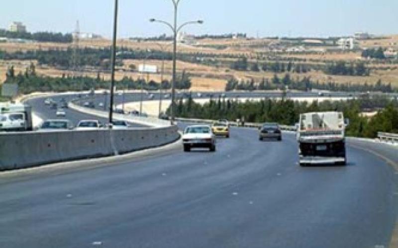 اغلاق طريق عمان اربد بعد انزلاق شاحنة 