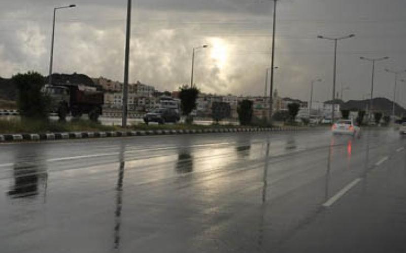 أجواء غائمة وأمطار متفرقة