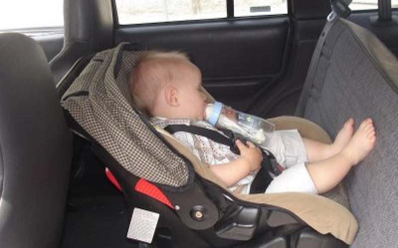 إنقاذ طفل من الاختناق تركته والدته داخل السيارة وذهبت للتسوق