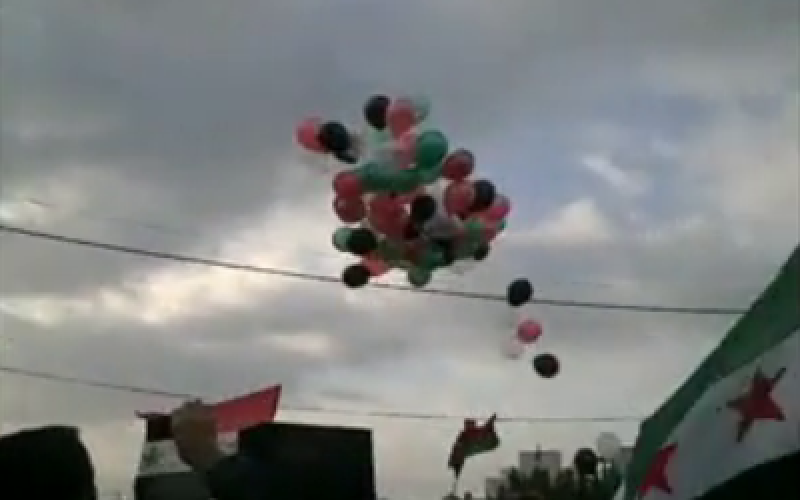 سوريون يطلقون "بالونات الحرية" أمام سفارتهم صبيحة العيد