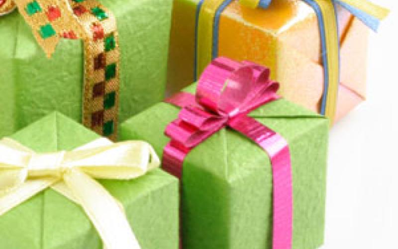 توزيع الهدايا على الاطفال الأيتام