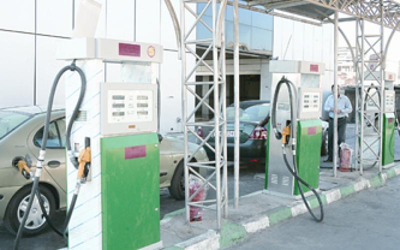 ناشطون ينامون امام الكازيات احتجاجا على اسعار المحروقات 