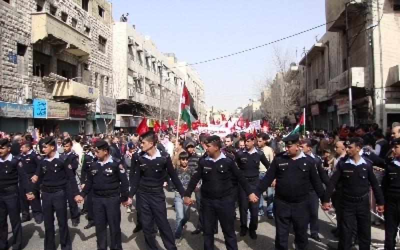 القدس العربي: حراك رسمي لاحتواء الحراك الشعبي
