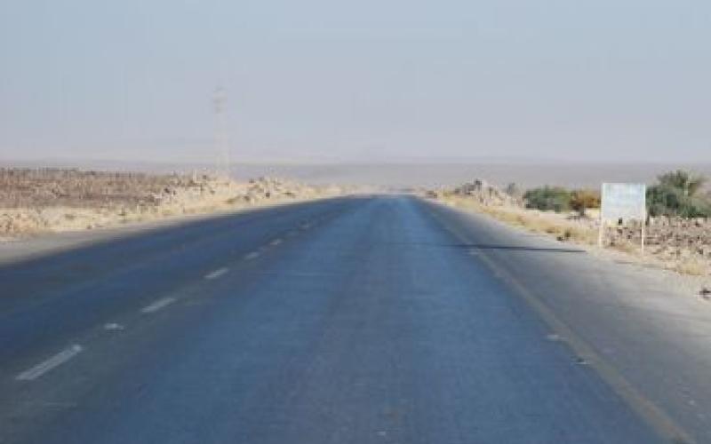 محتجون يغلقون طريق رحاب المفرق للمطالبة بتأهيلها