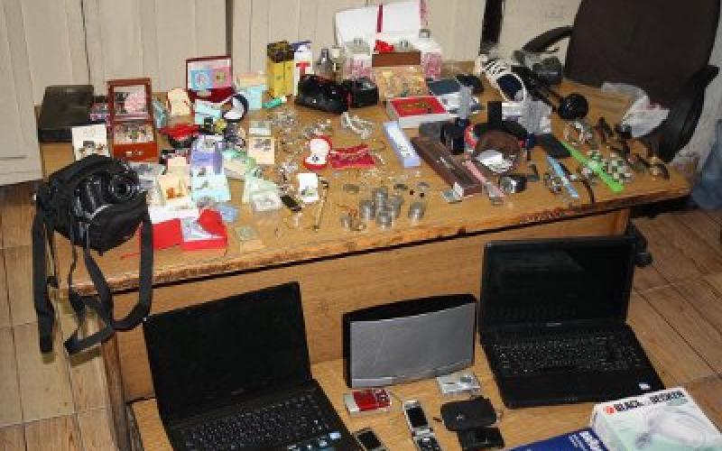 القبض لص سرق ما مجموعة 25 ألف دينار