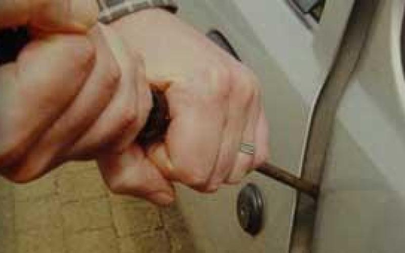 القبض على مشبوهين أثناء قيادتهم سيارة مسروقه