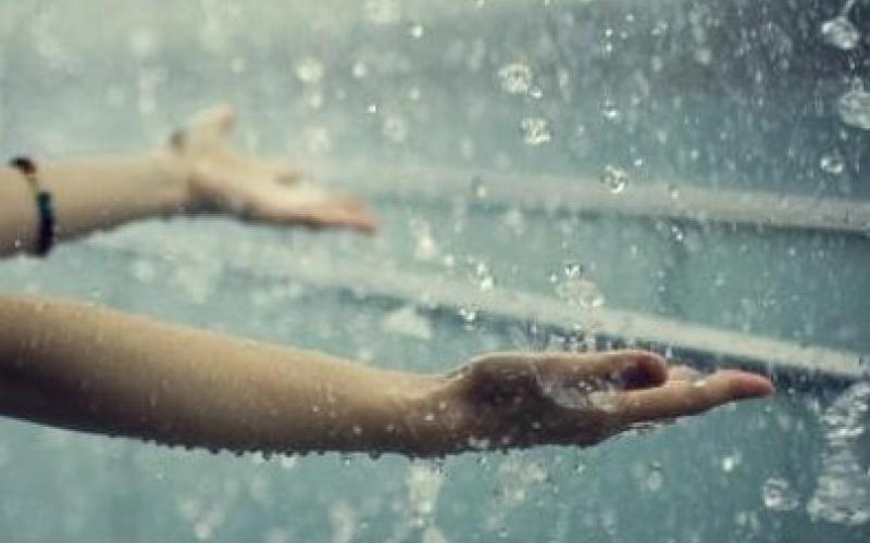 انخفاض على درجات الحرارة وتوقع زخات من المطر