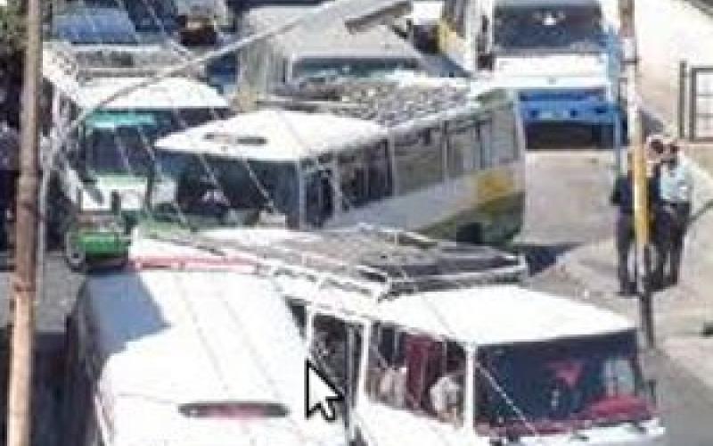 تجار الكرك يعتصمون للمطالبة بدخول الباصات للسوق