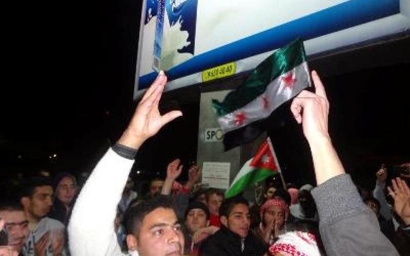 المئات يعتصمون للمطالبة برحيل السفير السوري